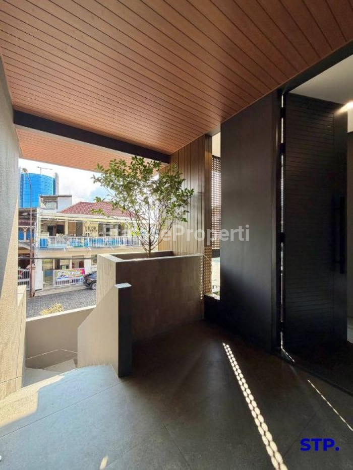 Foto properti Rumah Baru Premium 3 Lantai Di Manyar Kertoadi Lebar 9 3