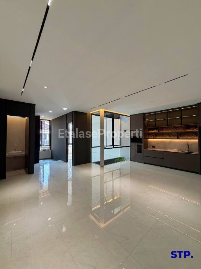 Foto properti Rumah Baru Premium 3 Lantai Di Manyar Kertoadi Lebar 9 4