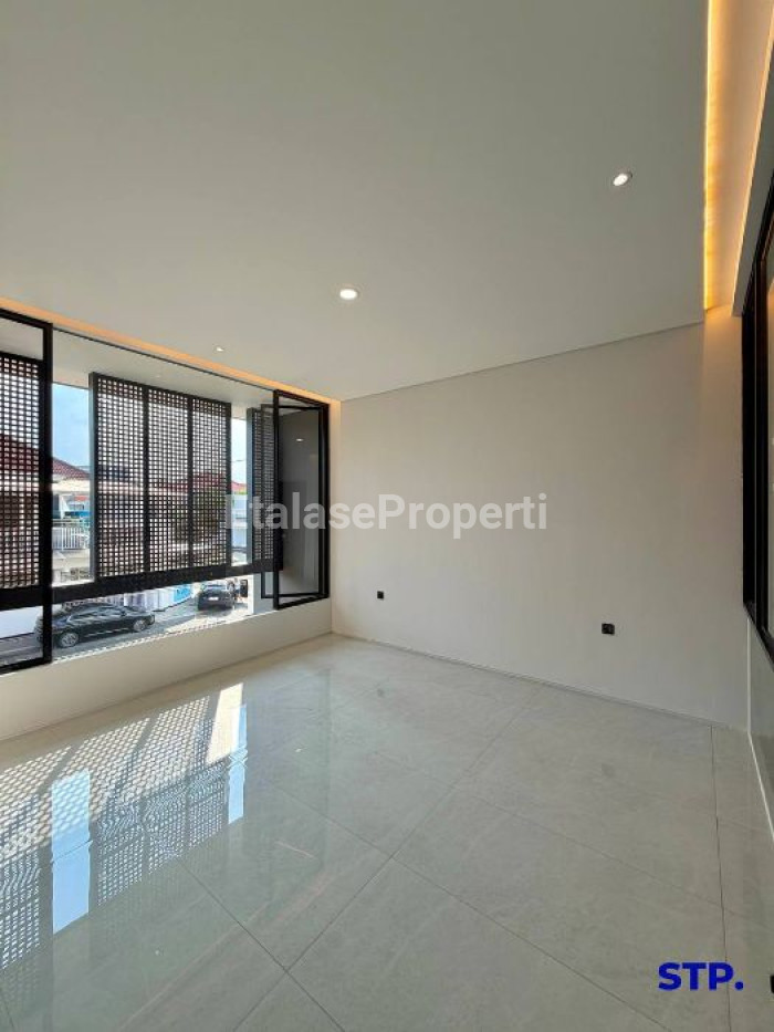Foto properti Rumah Baru Premium 3 Lantai Di Manyar Kertoadi Lebar 9 5