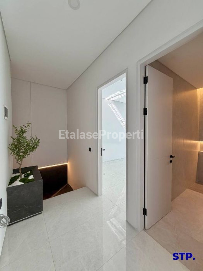Foto properti Rumah Baru Premium 3 Lantai Di Manyar Kertoadi Lebar 9 6