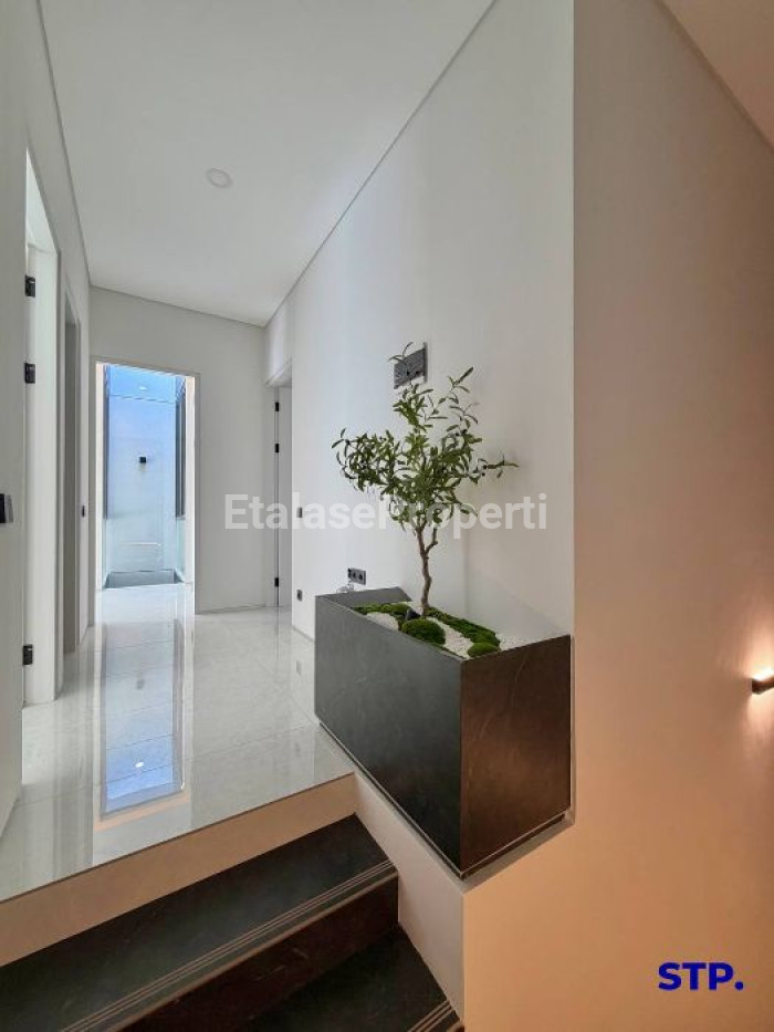 Foto properti Rumah Baru Premium 3 Lantai Di Manyar Kertoadi Lebar 9 7