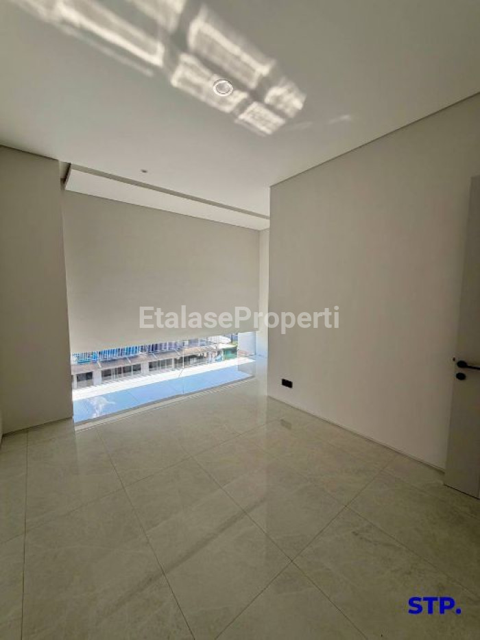 Foto properti Rumah Baru Premium 3 Lantai Di Manyar Kertoadi Lebar 9 8