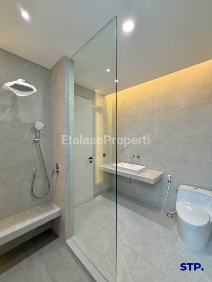 Foto properti Rumah Baru Premium 3 Lantai Di Manyar Kertoadi Lebar 9 10