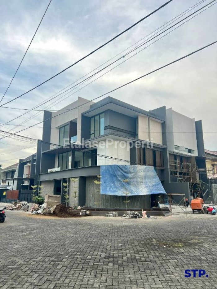 Foto properti Rumah Baru Premium 3 Lantai Di Manyar Kertoadi Tipe Hoek 1