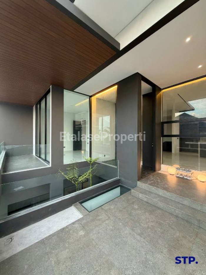 Foto properti Rumah Baru Premium 3 Lantai Di Manyar Kertoadi Tipe Hoek 2