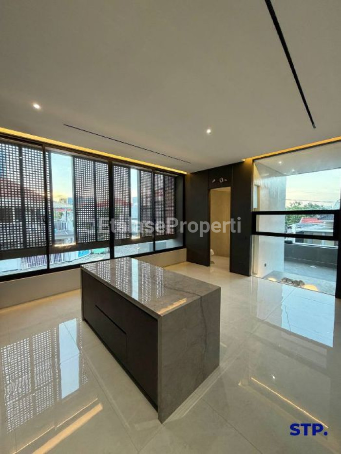 Foto properti Rumah Baru Premium 3 Lantai Di Manyar Kertoadi Tipe Hoek 3