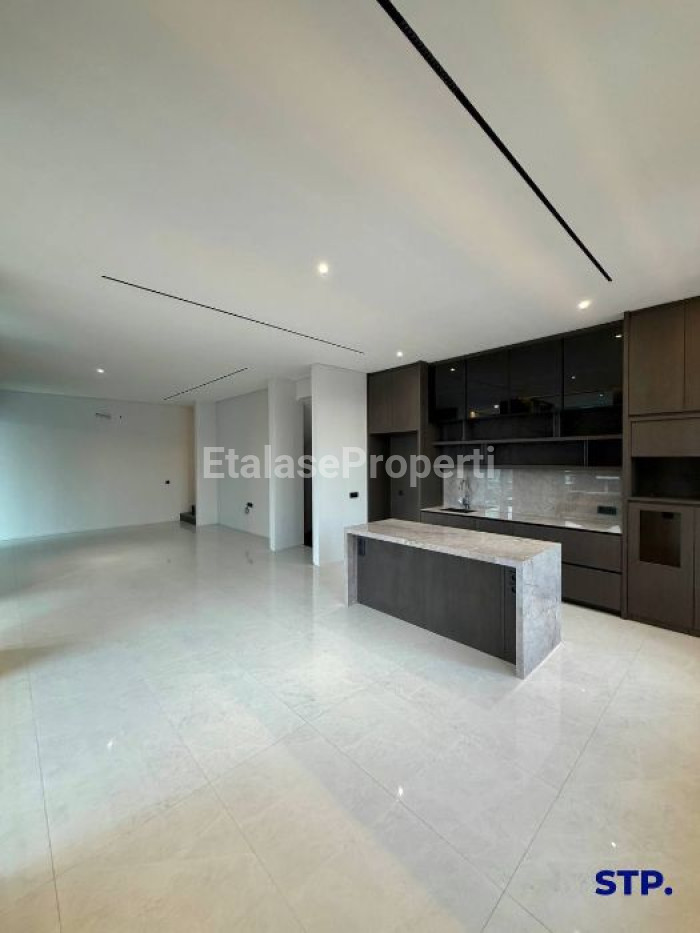 Foto properti Rumah Baru Premium 3 Lantai Di Manyar Kertoadi Tipe Hoek 4