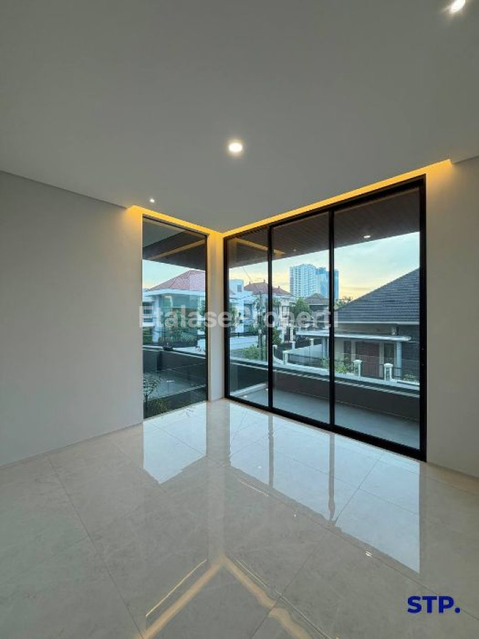 Foto properti Rumah Baru Premium 3 Lantai Di Manyar Kertoadi Tipe Hoek 5