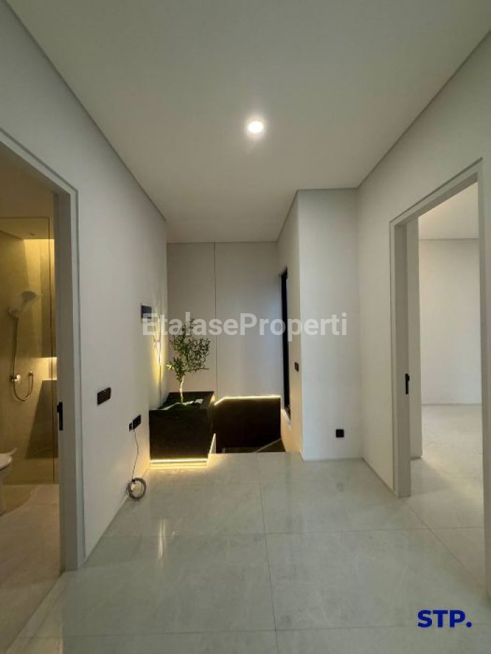 Foto properti Rumah Baru Premium 3 Lantai Di Manyar Kertoadi Tipe Hoek 6