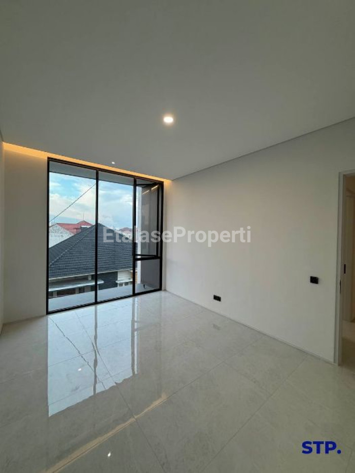 Foto properti Rumah Baru Premium 3 Lantai Di Manyar Kertoadi Tipe Hoek 7