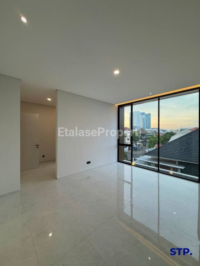 Foto properti Rumah Baru Premium 3 Lantai Di Manyar Kertoadi Tipe Hoek 8