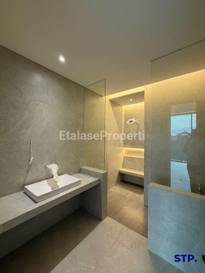 Foto properti Rumah Baru Premium 3 Lantai Di Manyar Kertoadi Tipe Hoek 9