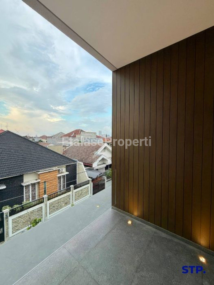 Foto properti Rumah Baru Premium 3 Lantai Di Manyar Kertoadi Tipe Hoek 10