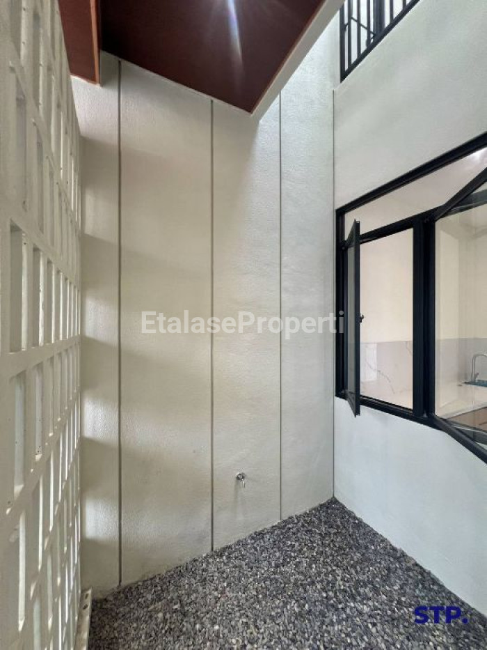 Foto properti Rumah Baru Modern 2 Lantai Di Klampis Semolo Lebar 6 2