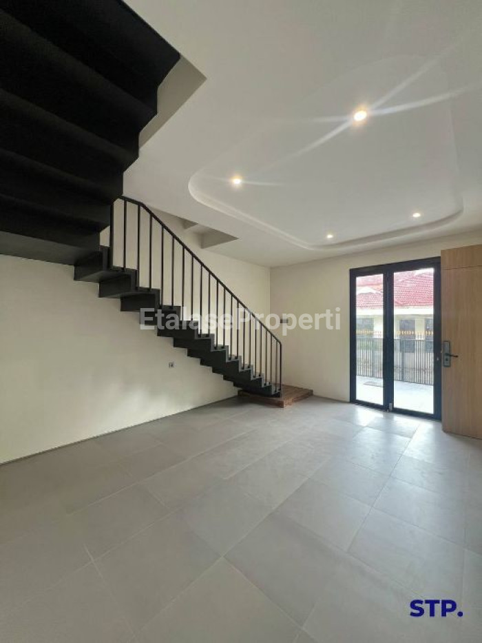 Foto properti Rumah Baru Modern 2 Lantai Di Klampis Semolo Lebar 6 3
