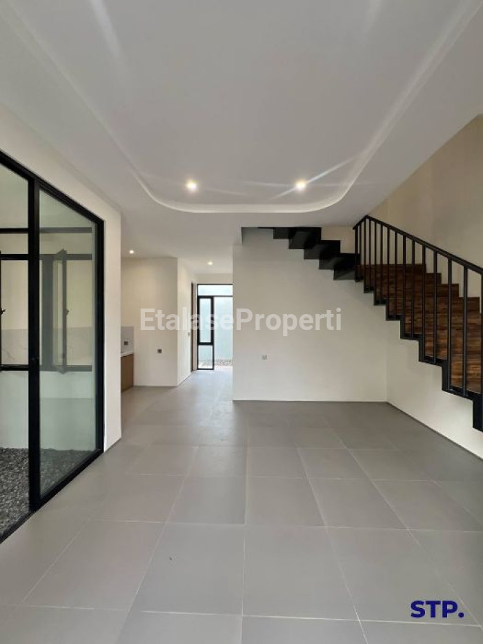 Foto properti Rumah Baru Modern 2 Lantai Di Klampis Semolo Lebar 6 4
