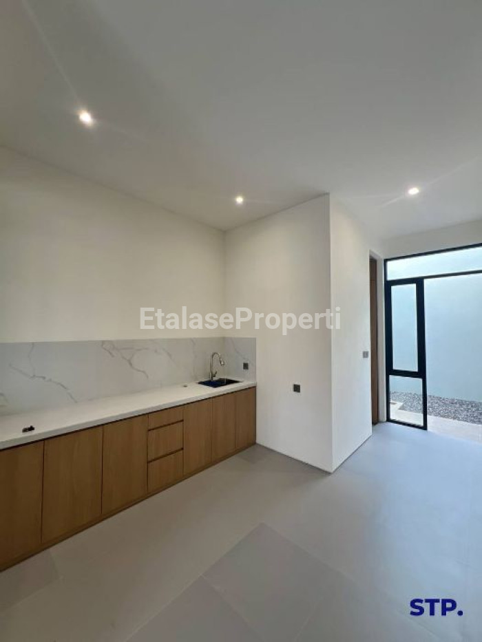 Foto properti Rumah Baru Modern 2 Lantai Di Klampis Semolo Lebar 6 5