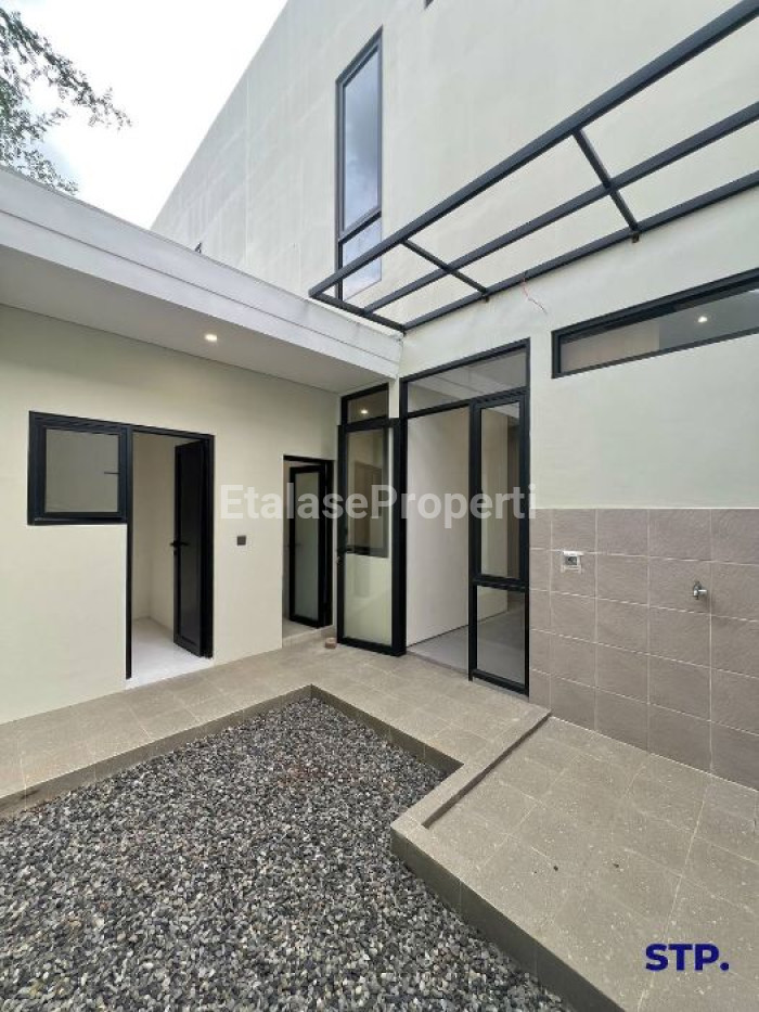 Foto properti Rumah Baru Modern 2 Lantai Di Klampis Semolo Lebar 6 6
