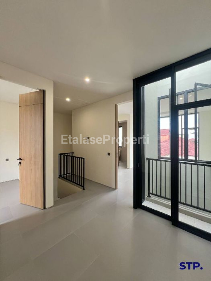 Foto properti Rumah Baru Modern 2 Lantai Di Klampis Semolo Lebar 6 7