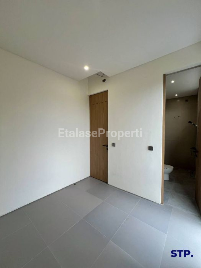 Foto properti Rumah Baru Modern 2 Lantai Di Klampis Semolo Lebar 6 9