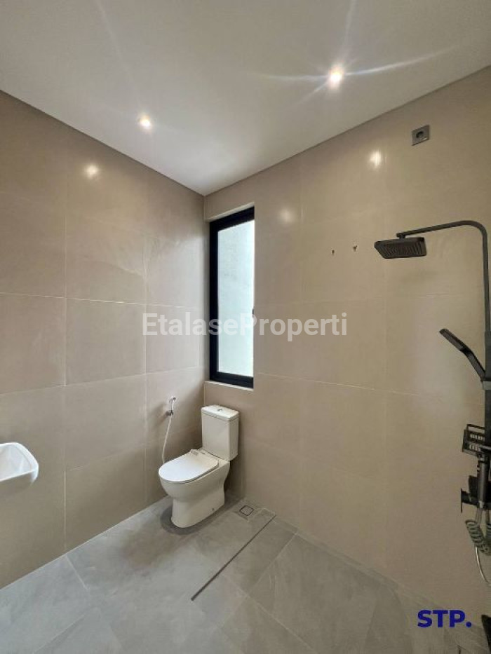 Foto properti Rumah Baru Modern 2 Lantai Di Klampis Semolo Lebar 6 10