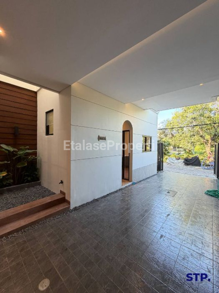 Foto properti 2 Unit, Rumah Baru American - Style Di Perumahan Manyar Indah 2
