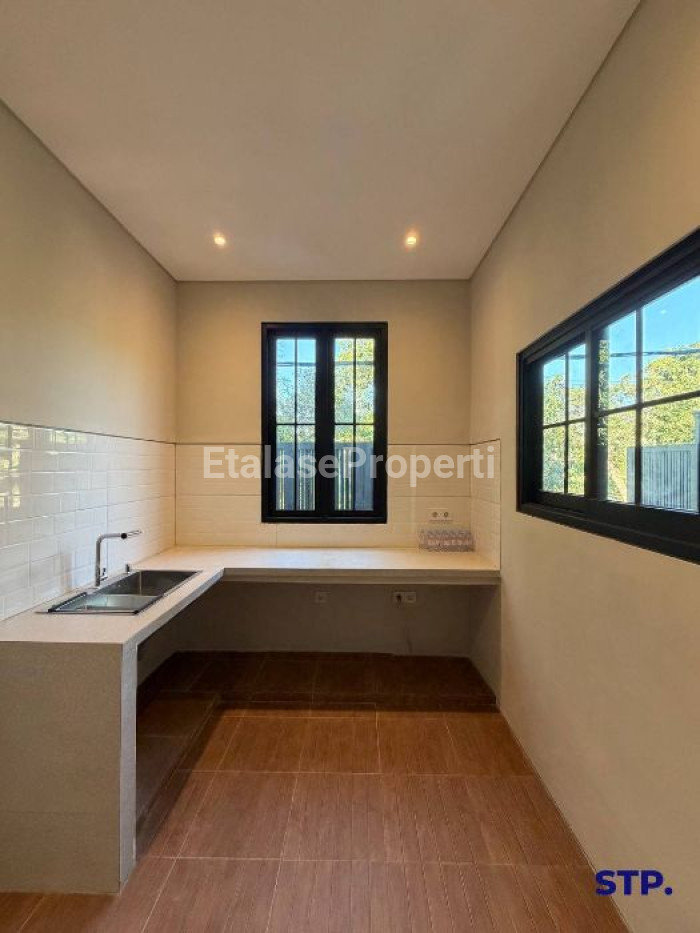 Foto properti 2 Unit, Rumah Baru American - Style Di Perumahan Manyar Indah 3