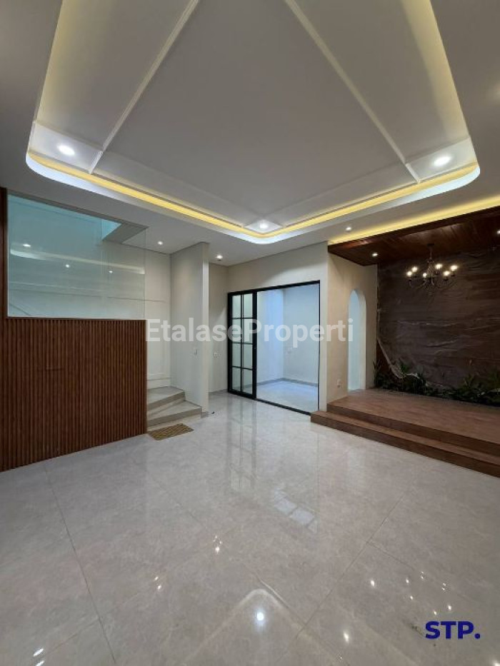 Foto properti 2 Unit, Rumah Baru American - Style Di Perumahan Manyar Indah 5