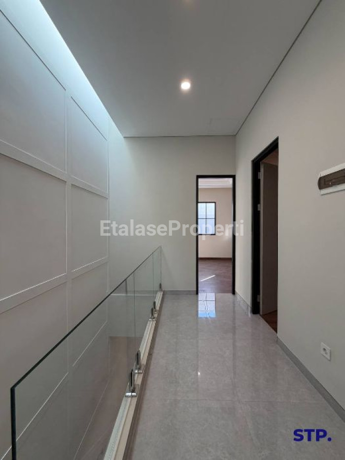 Foto properti 2 Unit, Rumah Baru American - Style Di Perumahan Manyar Indah 6