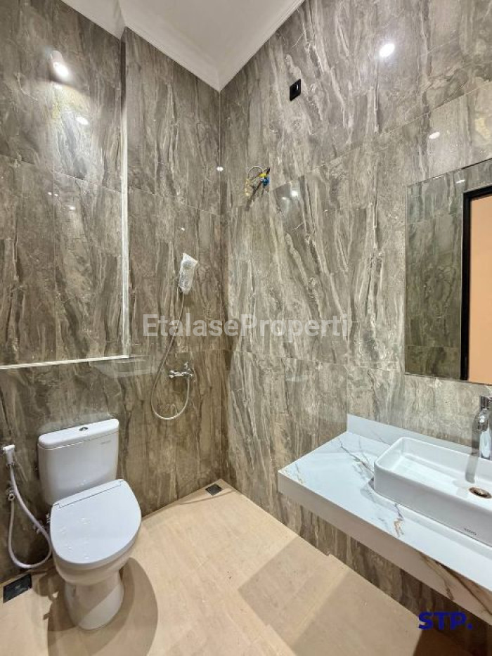 Foto properti Rumah Baru Classic-style Di Babatan Pantai, Kenjeran 7