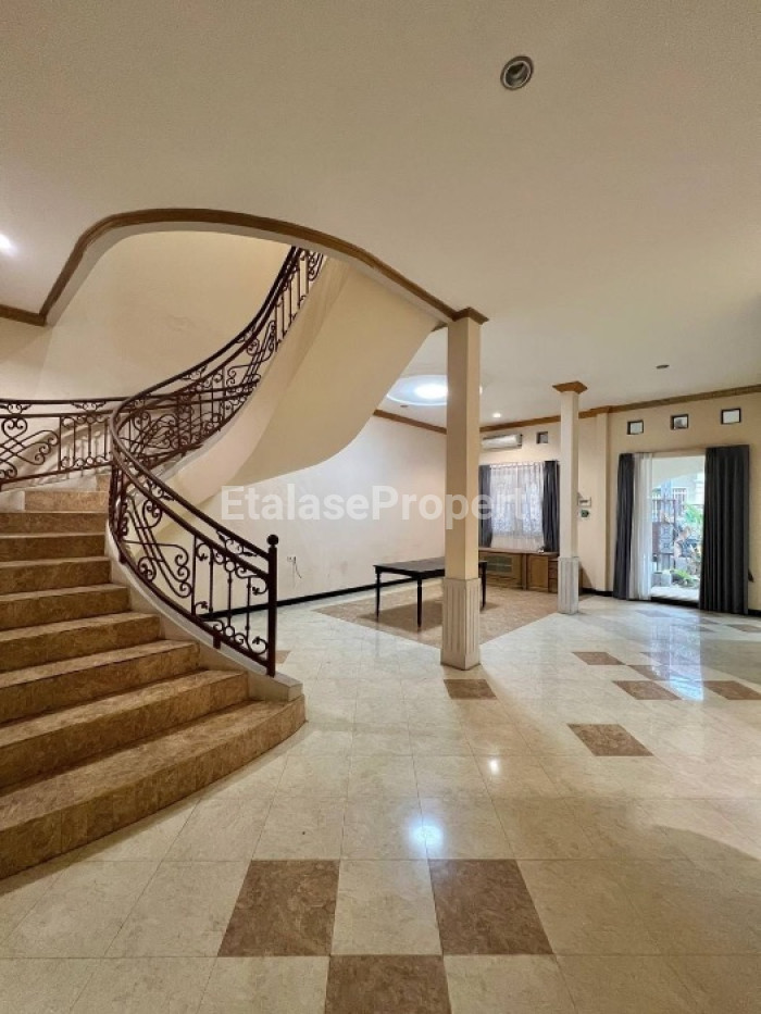 Foto properti Dijual Rumah Classic Siap Huni Di Sutorejo Selatan 3