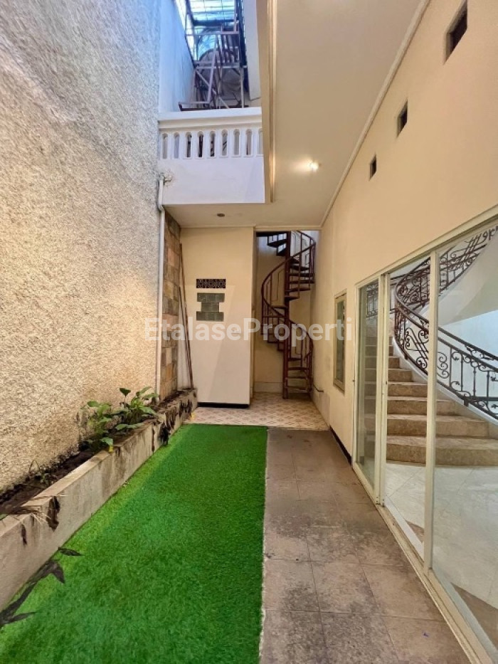 Foto properti Dijual Rumah Classic Siap Huni Di Sutorejo Selatan 4