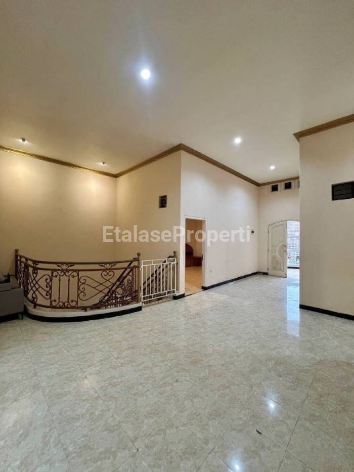 Foto properti Dijual Rumah Classic Siap Huni Di Sutorejo Selatan 9