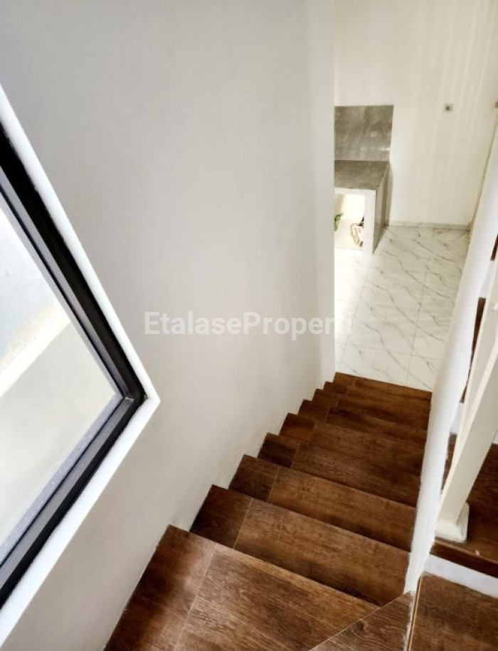 Foto properti Rumah Baru 2 Lantai Di Lontar Dekat Graha Natura Dan Pakuwon Mall 4