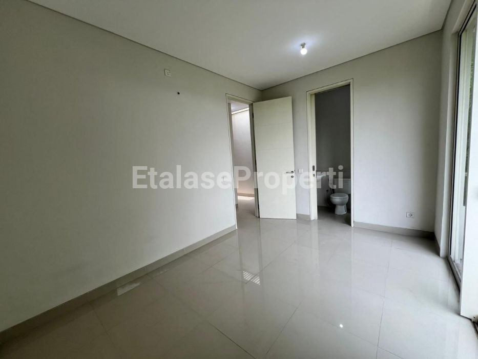 Foto properti Jual Rugi, Rumah Full Renovasi 3 Lantai Di Wisata Bukit Mas Notredame 9