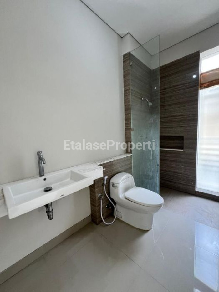 Foto properti Jual Rugi, Rumah Full Renovasi 3 Lantai Di Wisata Bukit Mas Notredame 2