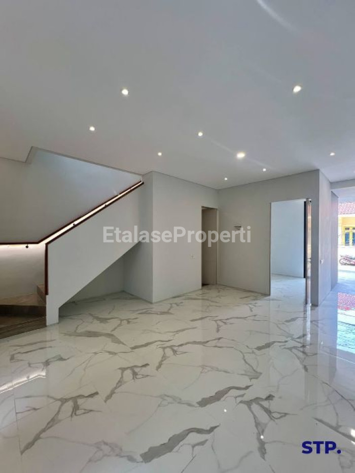 Foto properti Sisa 1 Unit, Rumah Baru 2 Lantai Di Rungkut Mapan Finishing Top Grade 2