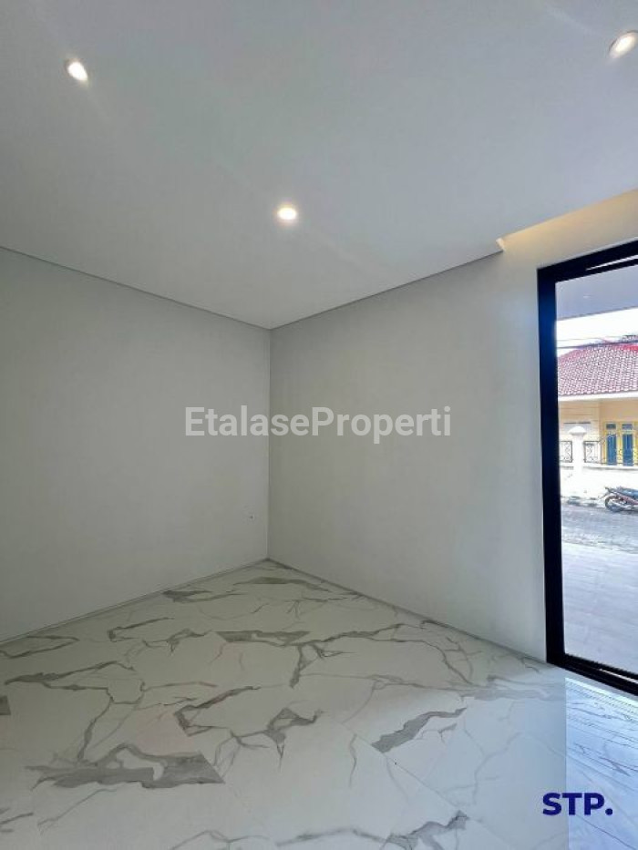 Foto properti Sisa 1 Unit, Rumah Baru 2 Lantai Di Rungkut Mapan Finishing Top Grade 3