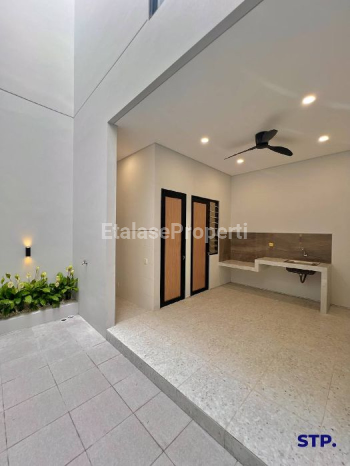 Foto properti Sisa 1 Unit, Rumah Baru 2 Lantai Di Rungkut Mapan Finishing Top Grade 5