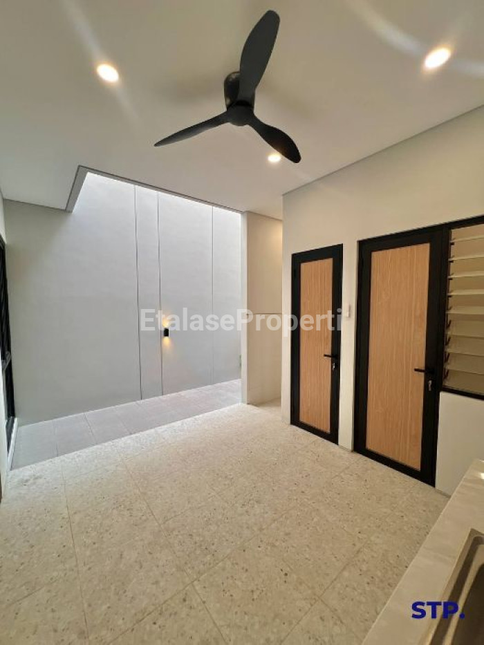 Foto properti Sisa 1 Unit, Rumah Baru 2 Lantai Di Rungkut Mapan Finishing Top Grade 6