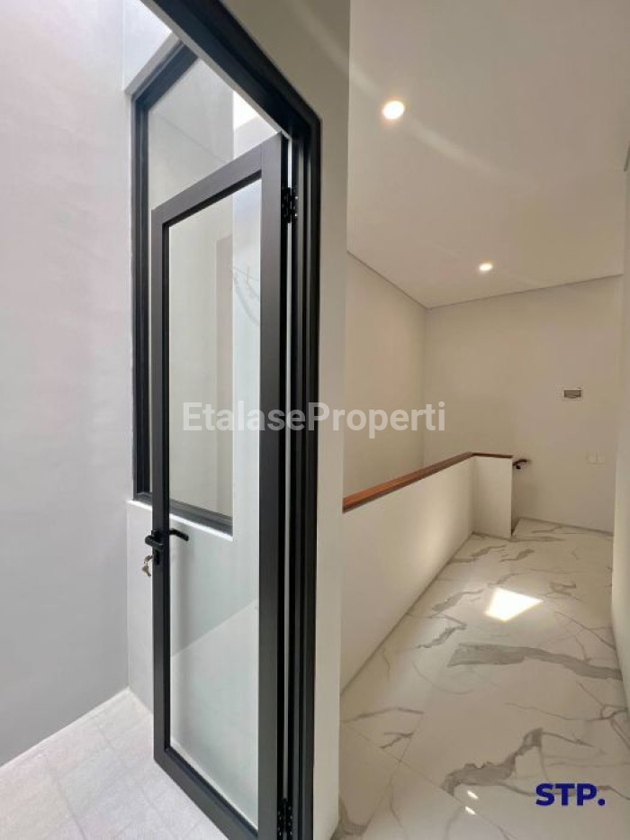 Foto properti Sisa 1 Unit, Rumah Baru 2 Lantai Di Rungkut Mapan Finishing Top Grade 7