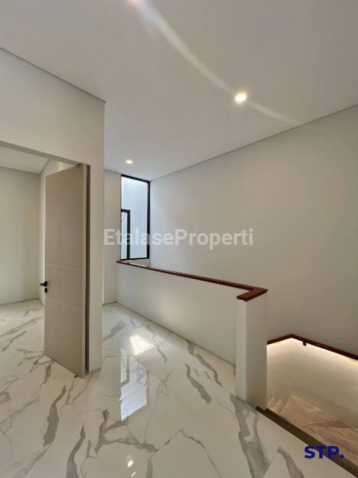 Foto properti Sisa 1 Unit, Rumah Baru 2 Lantai Di Rungkut Mapan Finishing Top Grade 8