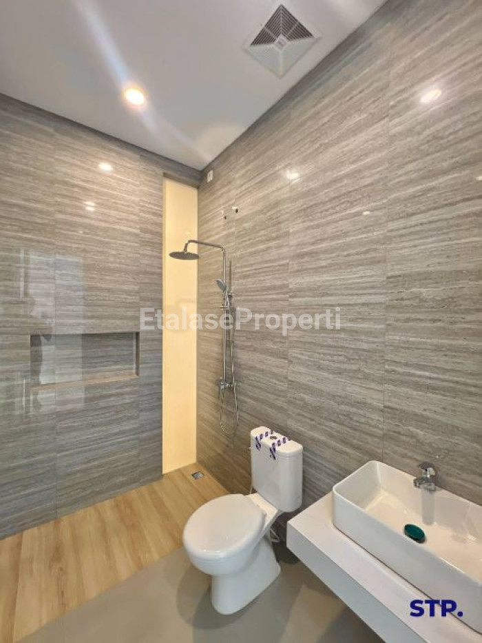 Foto properti Sisa 1 Unit, Rumah Baru 2 Lantai Di Rungkut Mapan Finishing Top Grade 10
