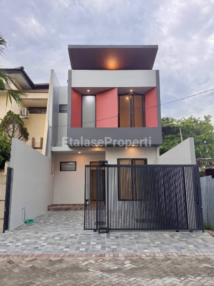 Foto properti Rumah Baru Modern 2 Lantai Di Manyar Jaya 1