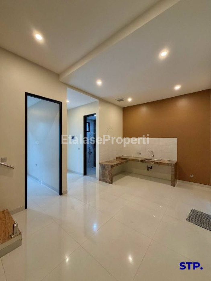 Foto properti Rumah Baru Modern 2 Lantai Di Manyar Jaya 2