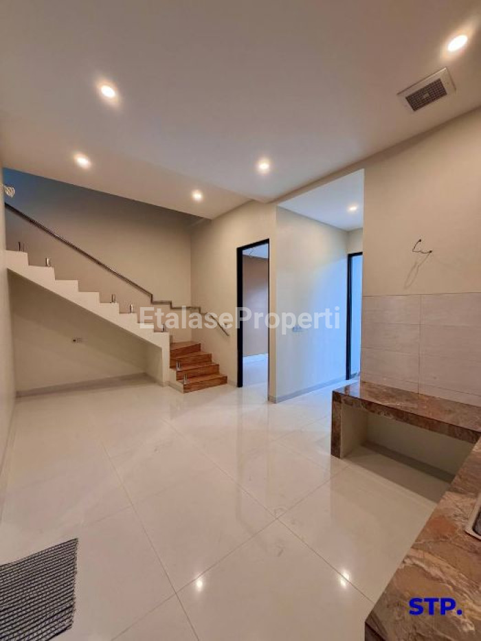 Foto properti Rumah Baru Modern 2 Lantai Di Manyar Jaya 3