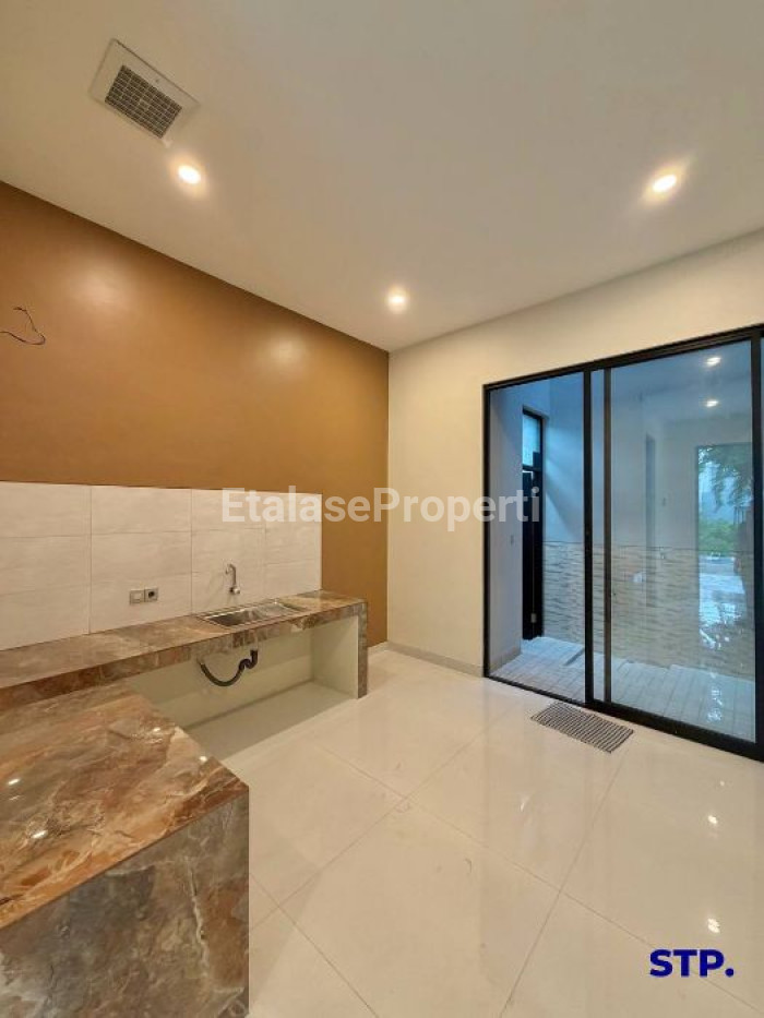 Foto properti Rumah Baru Modern 2 Lantai Di Manyar Jaya 4