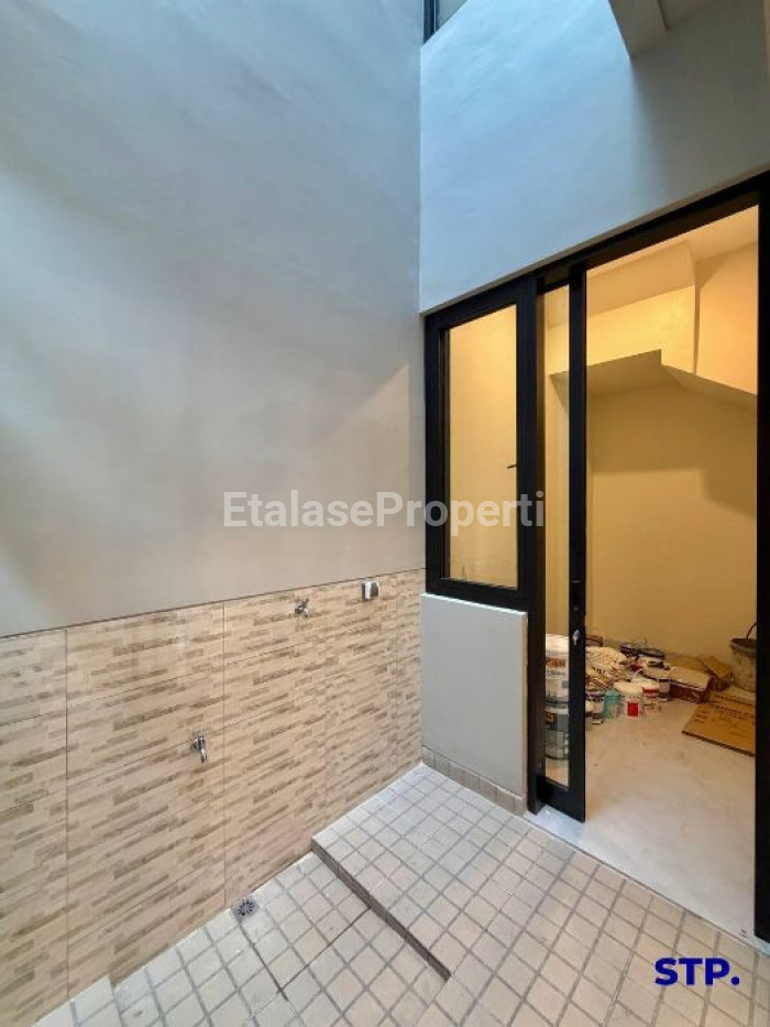 Foto properti Rumah Baru Modern 2 Lantai Di Manyar Jaya 5