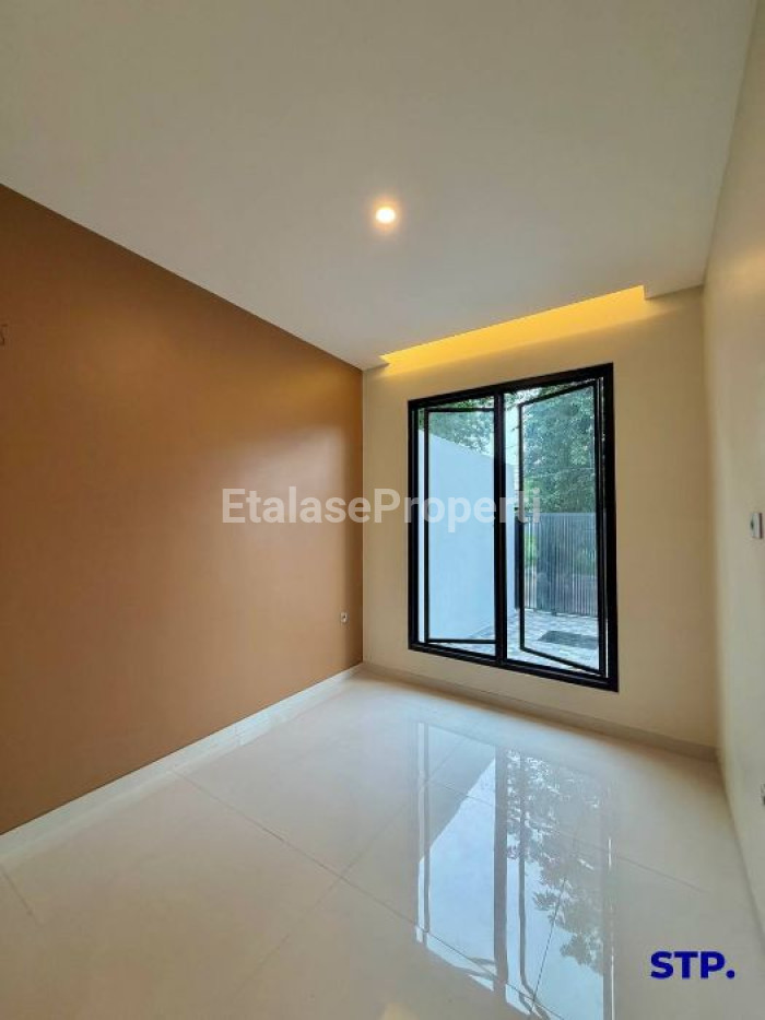 Foto properti Rumah Baru Modern 2 Lantai Di Manyar Jaya 6