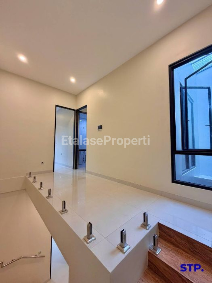 Foto properti Rumah Baru Modern 2 Lantai Di Manyar Jaya 7